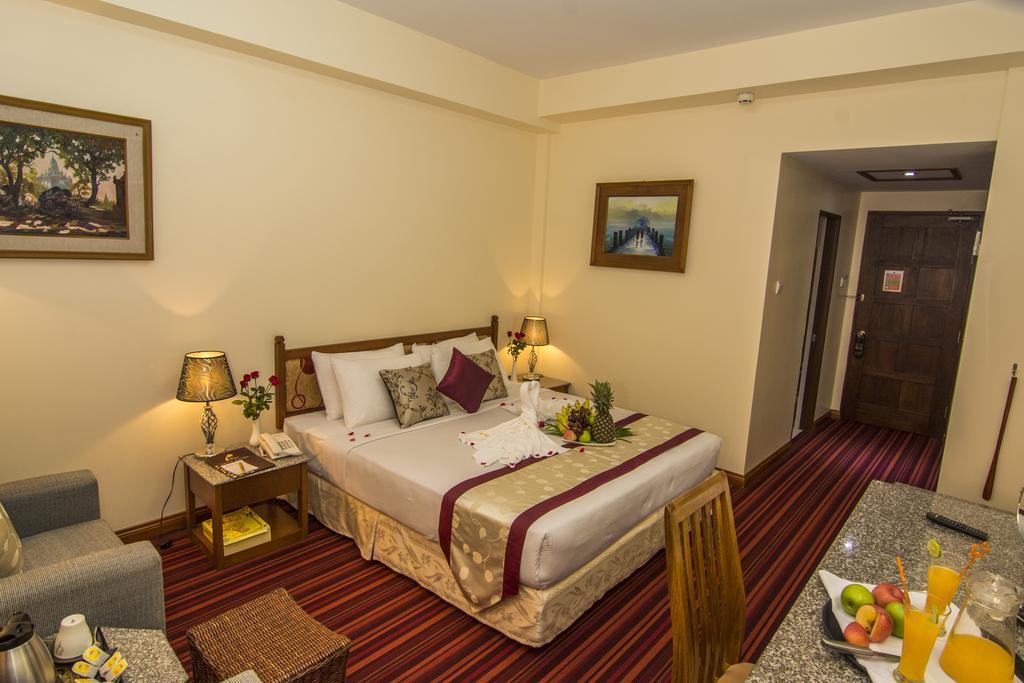 Reno Hotel Yangon Exterior photo